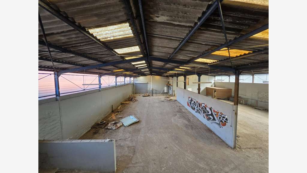 ENTREPÔT 1 000 m² + 4 000 m² DE STOCKAGE EXTÉRIEUR