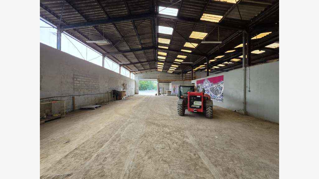 ENTREPÔT 1 000 m² + 4 000 m² DE STOCKAGE EXTÉRIEUR