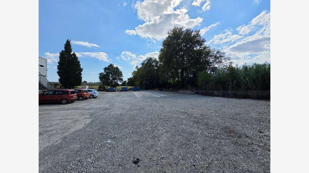 ENTREPÔT 1 000 m² + 4 000 m² DE STOCKAGE EXTÉRIEUR