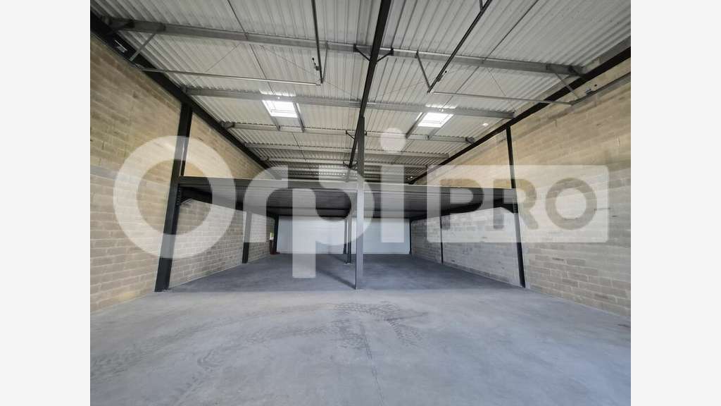 Local d'activité 371m² à louer St-Brice-Courcelles