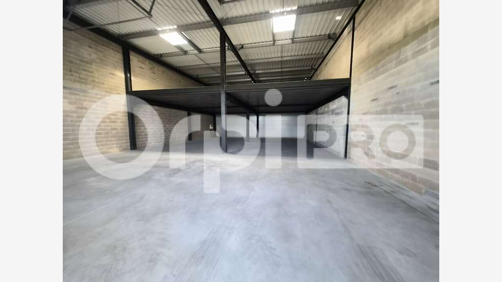 Local d'activité 371m² à louer St-Brice-Courcelles