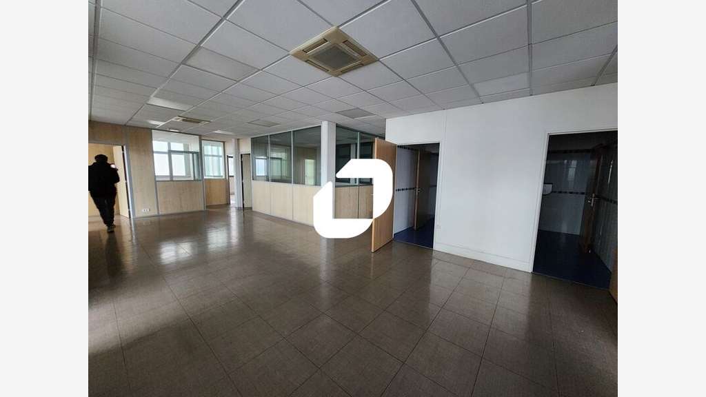 A louer Local d'activité 618m² Saint cyr l'ecole