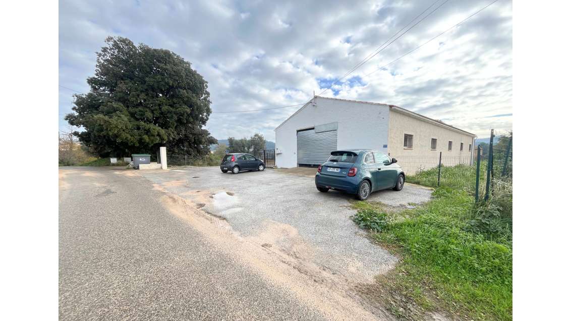 A louer local de 463m² en za Saint-Cyr-sur-Mer