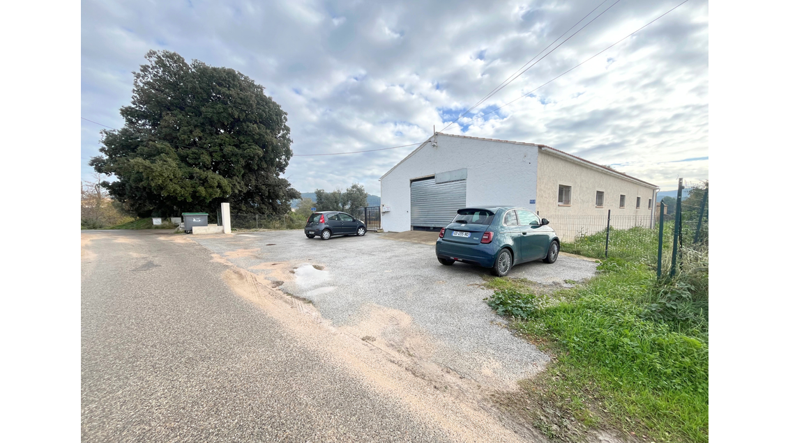 A louer local de 463m² en za Saint-Cyr-sur-Mer