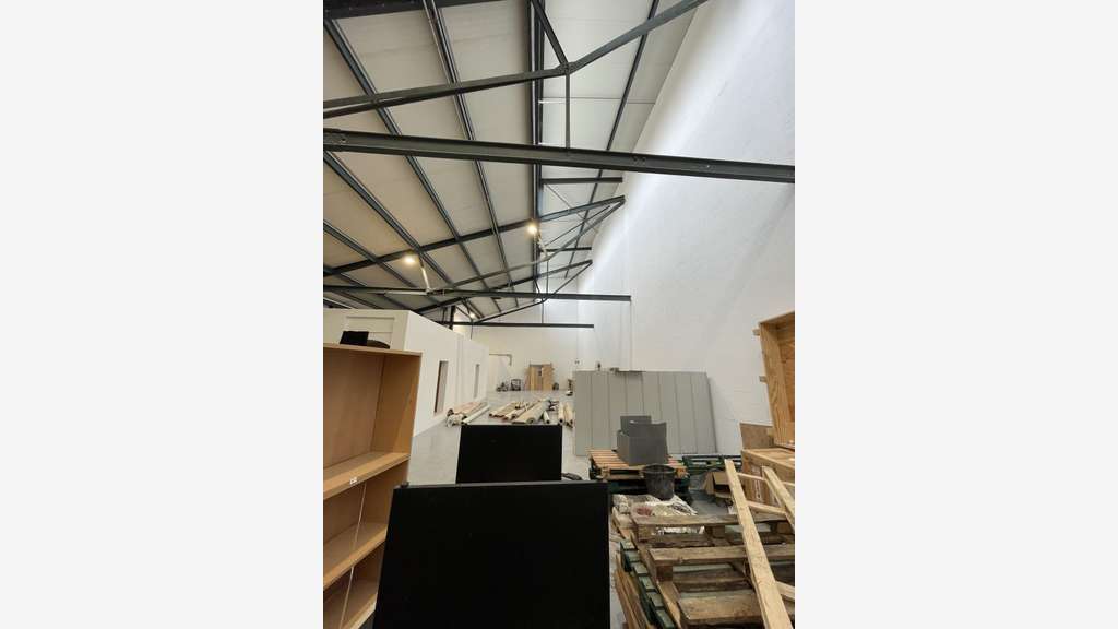 Lot d'activité 714m² à louer à Saint-Denis