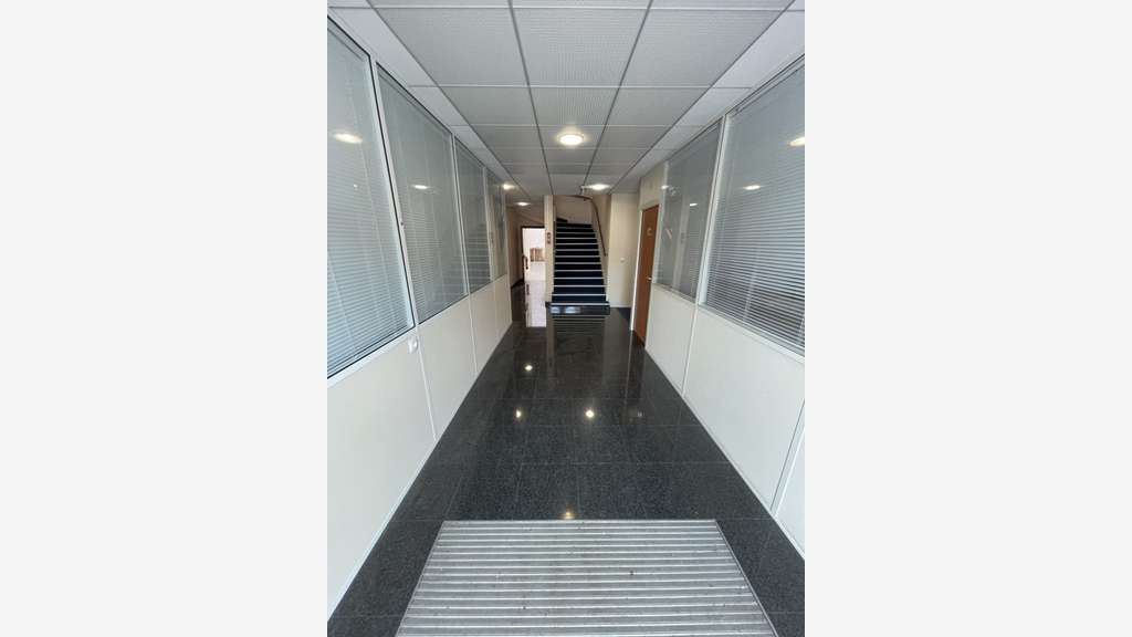 Lot d'activité 714m² à louer à Saint-Denis