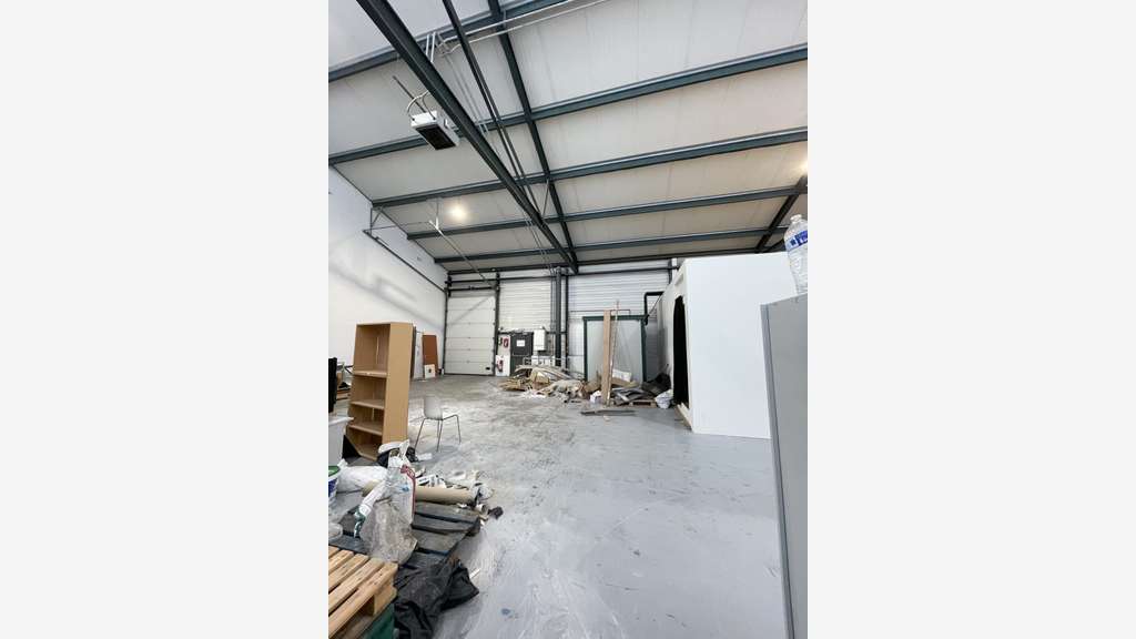 Lot d'activité 714m² à louer à Saint-Denis