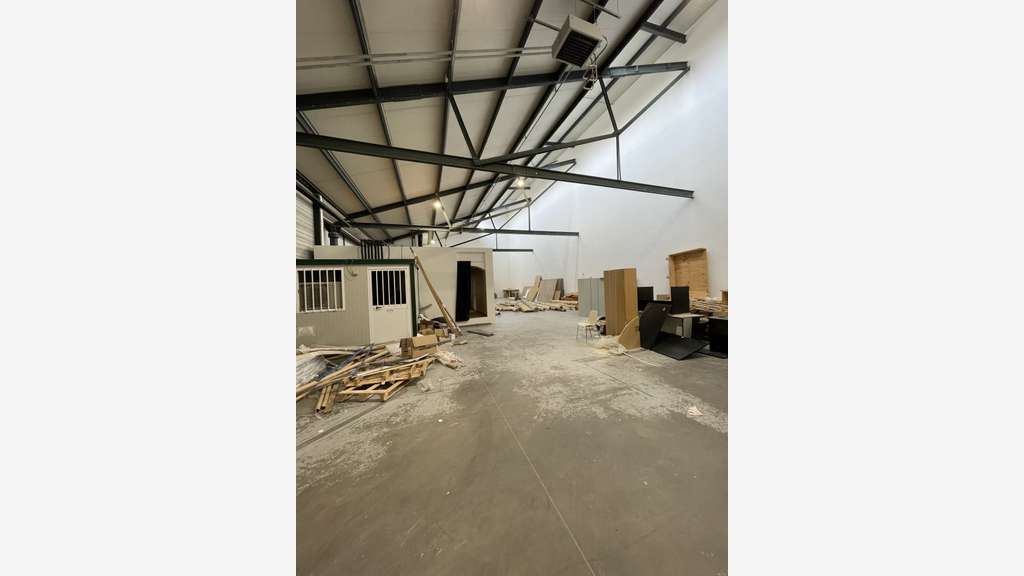 Lot d'activité 714m² à louer à Saint-Denis