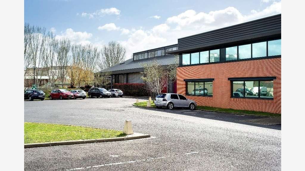 Lot d'activité 714m² à louer à Saint-Denis