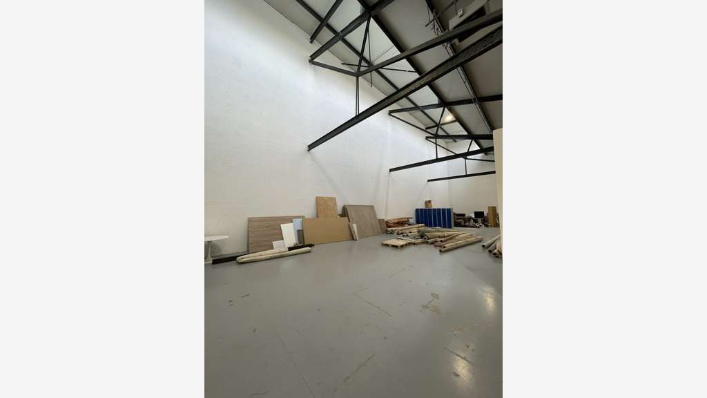 Lot d'activité 714m² à louer à Saint-Denis