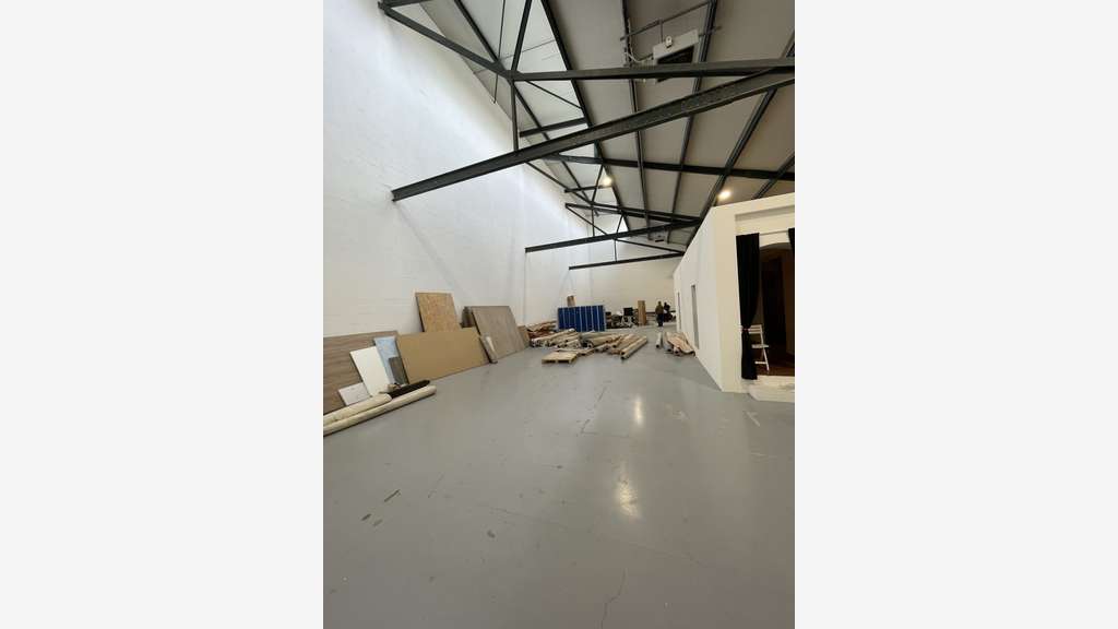 Lot d'activité 714m² à louer à Saint-Denis