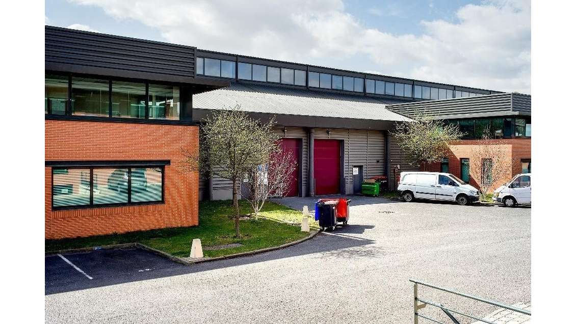 Lot d'activité 714m² à louer à Saint-Denis