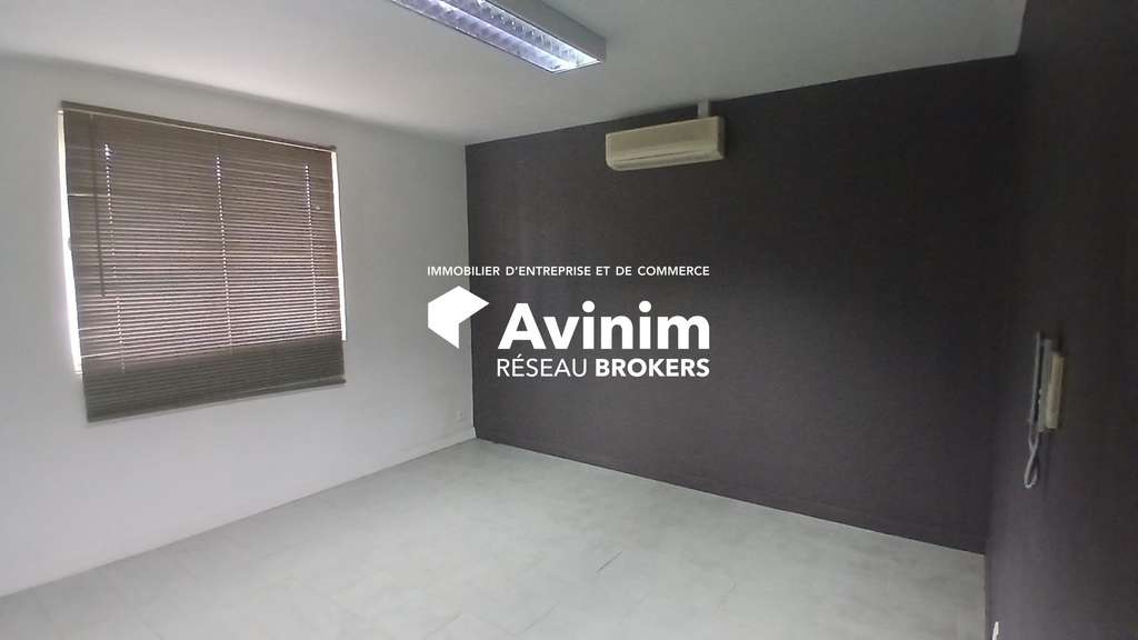 Local 650m² à louer à St Denis de l'Hôtel