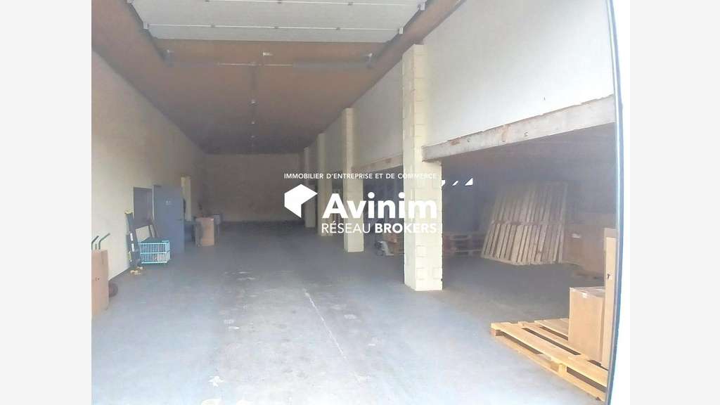 Local 650m² à louer à St Denis de l'Hôtel
