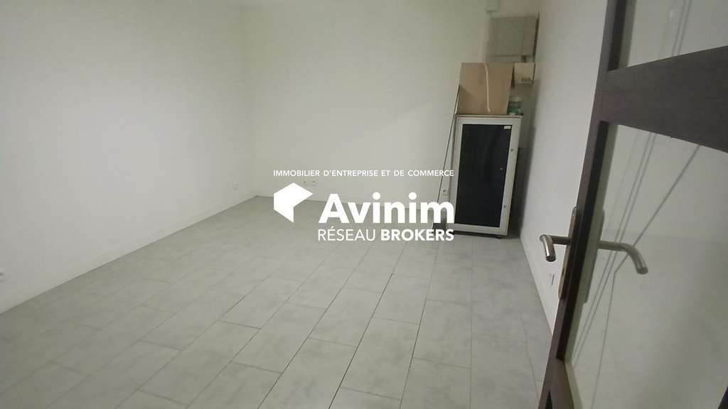 Local 650m² à louer à St Denis de l'Hôtel