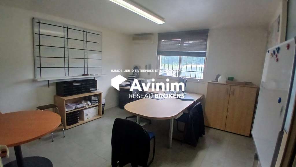 Local 650m² à louer à St Denis de l'Hôtel