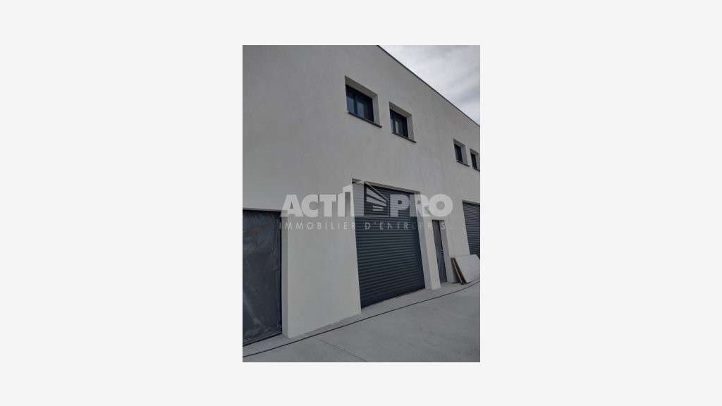 À louer entrepôt 100m² avec bureaux à Saint-Estève