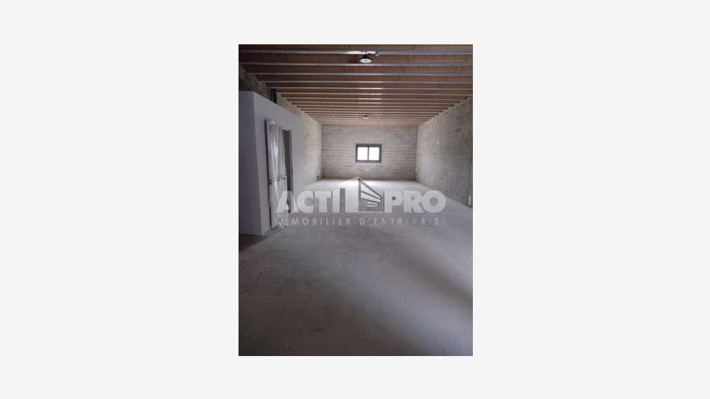 À louer entrepôt 100m² avec bureaux à Saint-Estève