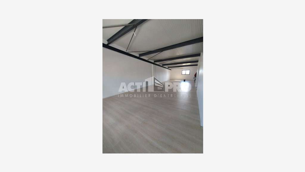 À louer entrepôt 100m² avec bureaux à Saint-Estève
