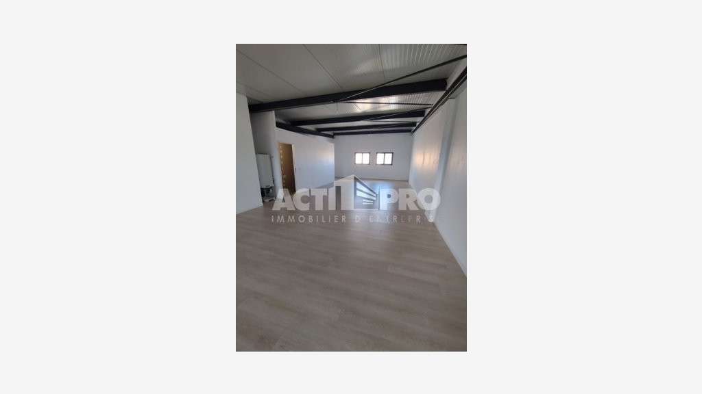 À louer entrepôt 100m² avec bureaux à Saint-Estève