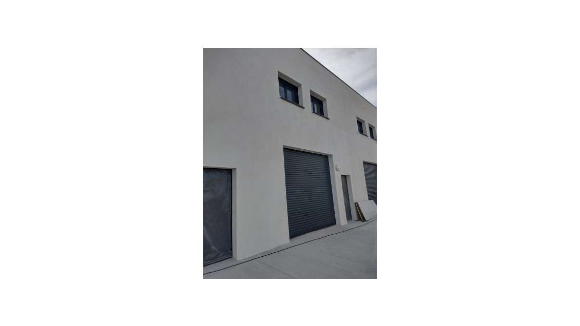 A louer entrepôt 100m² avec bureaux à Saint-Estève