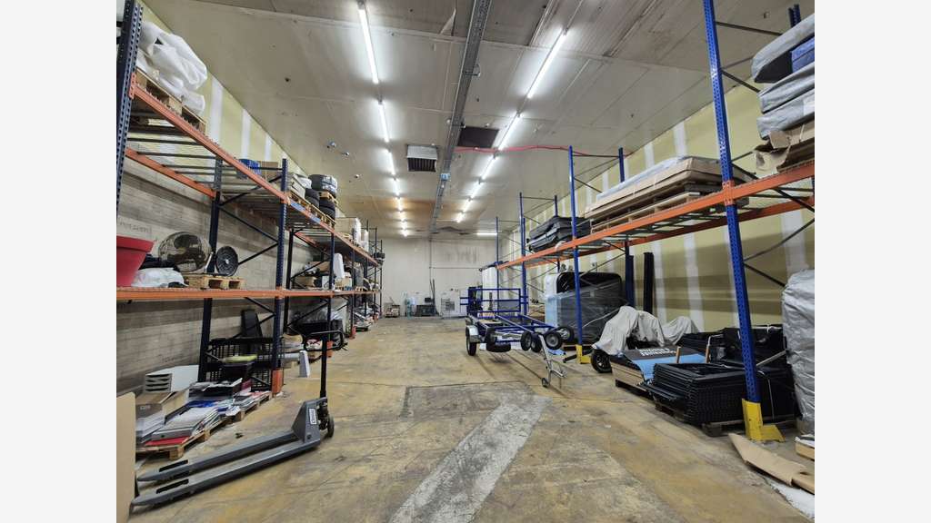 A louer entrepôt de 500m² à Saint-Esteve
