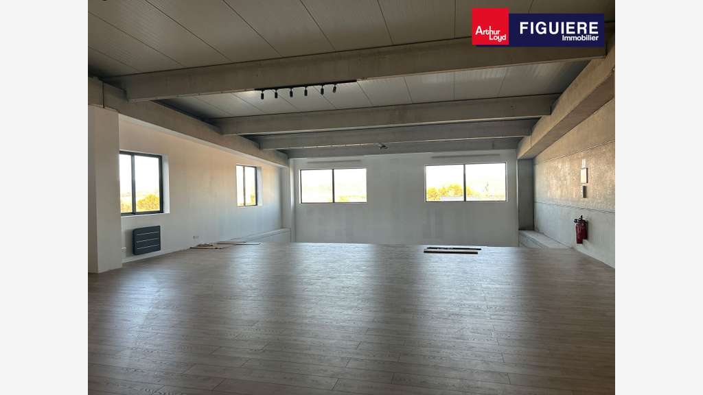 A louer bâtiment mixte 1139m² Saint-Estève-Janson