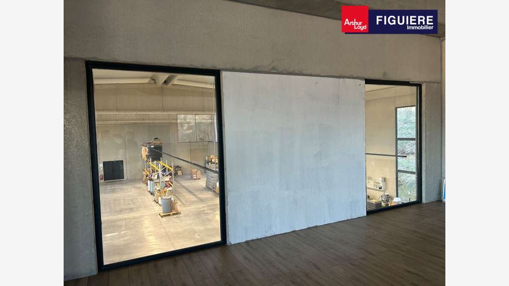 A louer bâtiment mixte 1139m² Saint-Estève-Janson