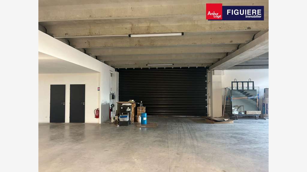 A louer bâtiment mixte 1139m² Saint-Estève-Janson