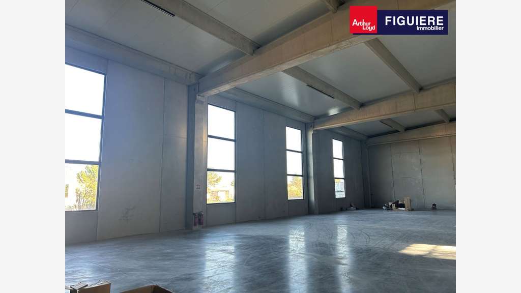 A louer bâtiment mixte 1139m² Saint-Estève-Janson