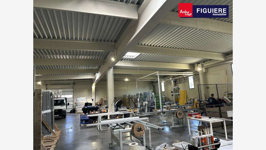 A louer locaux d'activités 600m² St-Estève-Janson