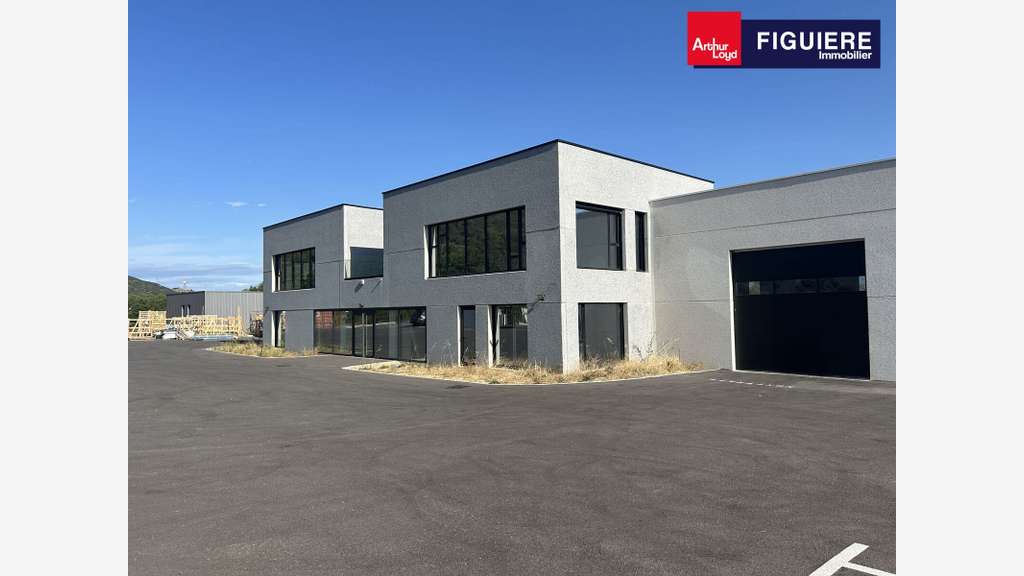 A louer locaux d'activités 600m² St-Estève-Janson