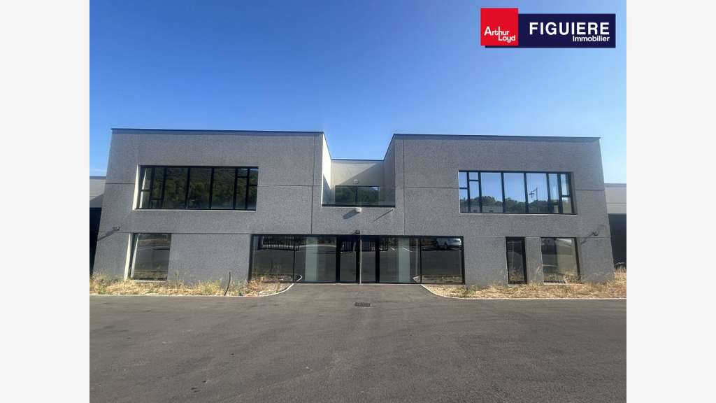 A louer locaux d'activités 600m² St-Estève-Janson