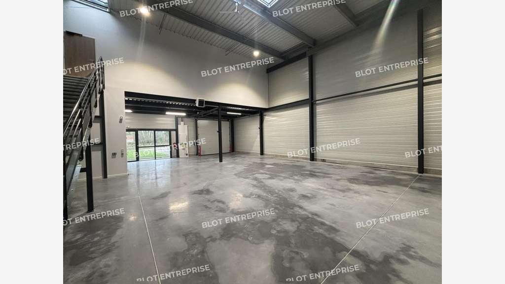 A louer locaux 312m² à Saint-Étienne-de-Montluc