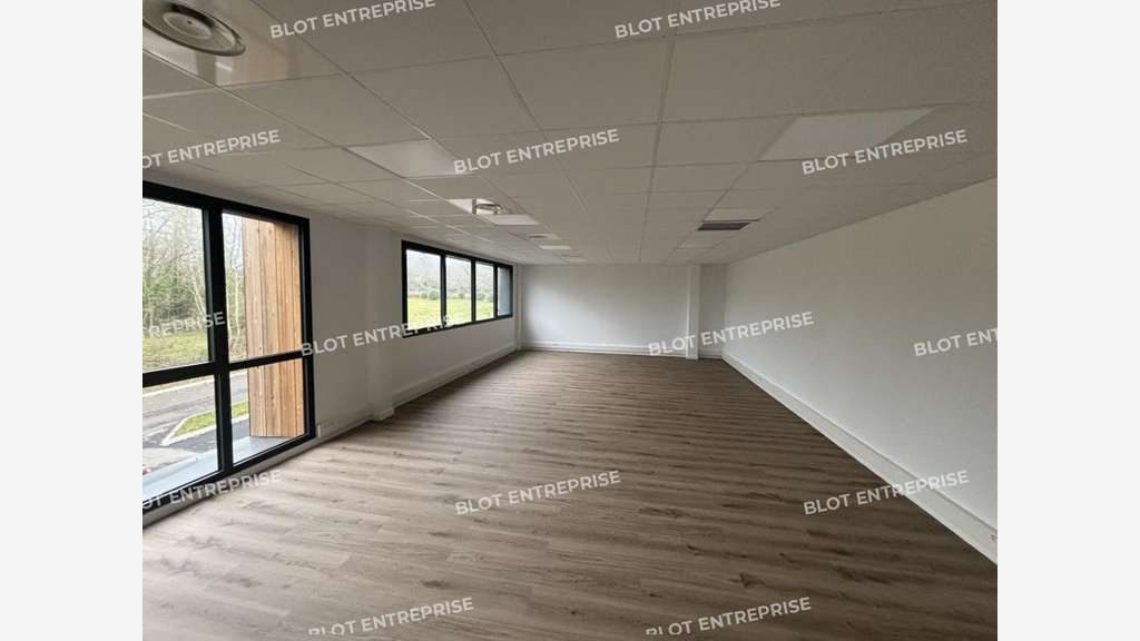 A louer locaux 312m² à Saint-Étienne-de-Montluc