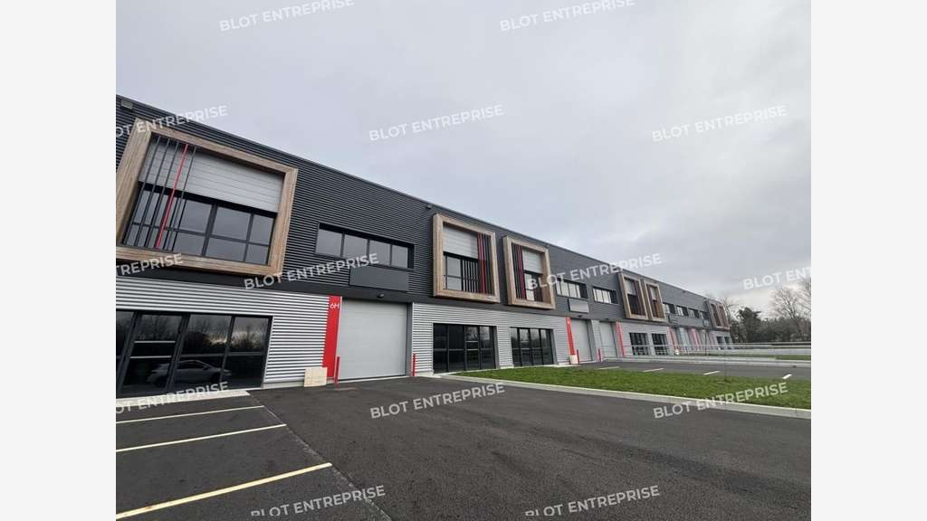 A louer locaux 312m² à Saint-Étienne-de-Montluc