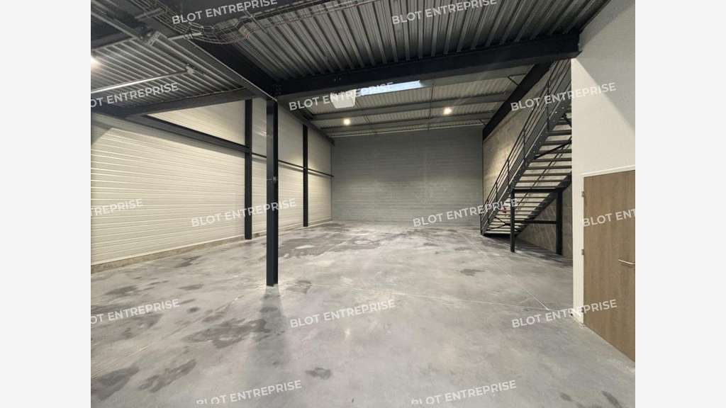 A louer locaux 312m² à Saint-Étienne-de-Montluc