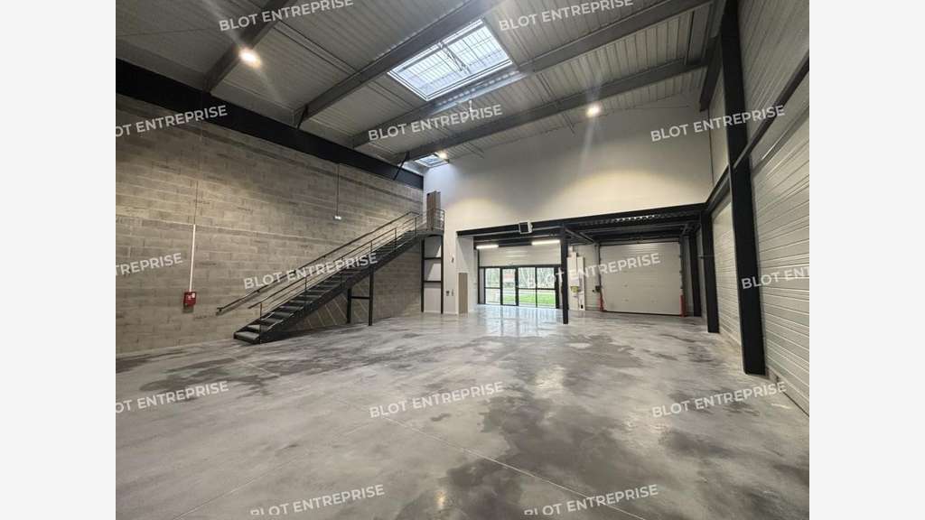 A louer locaux 312m² à Saint-Étienne-de-Montluc