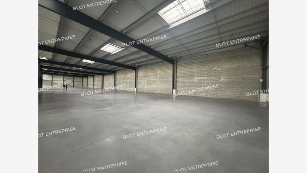 A louer cellule 756m² à Saint-Étienne-de-Montluc