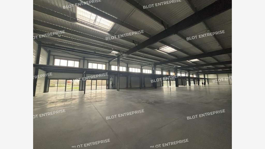 A louer cellule 756m² à Saint-Étienne-de-Montluc