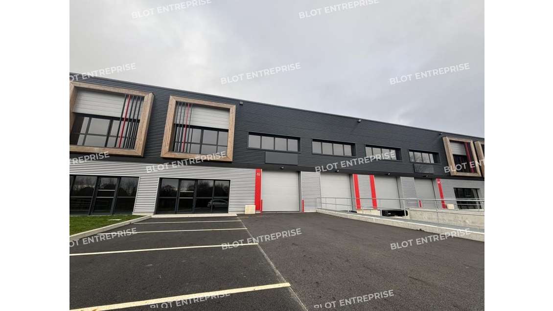 A louer cellule 756m² à Saint-Étienne-de-Montluc