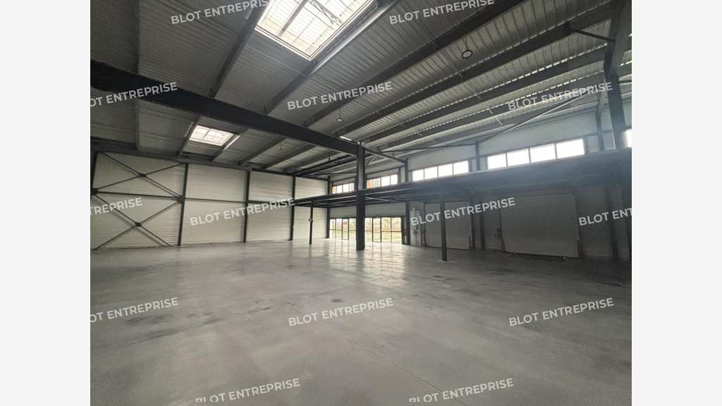 A louer cellule 756m² à Saint-Étienne-de-Montluc