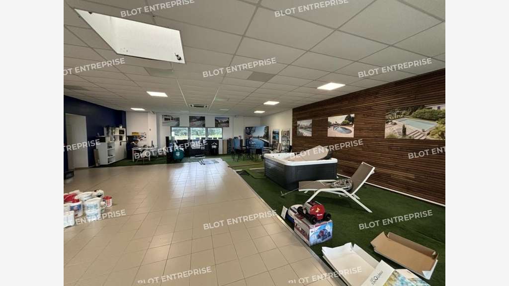 A louer locaux 285m² à Saint-Étienne-de-Montluc