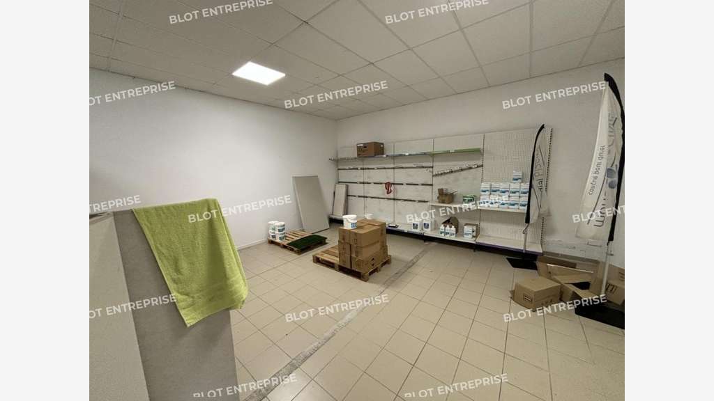 A louer locaux 285m² à Saint-Étienne-de-Montluc