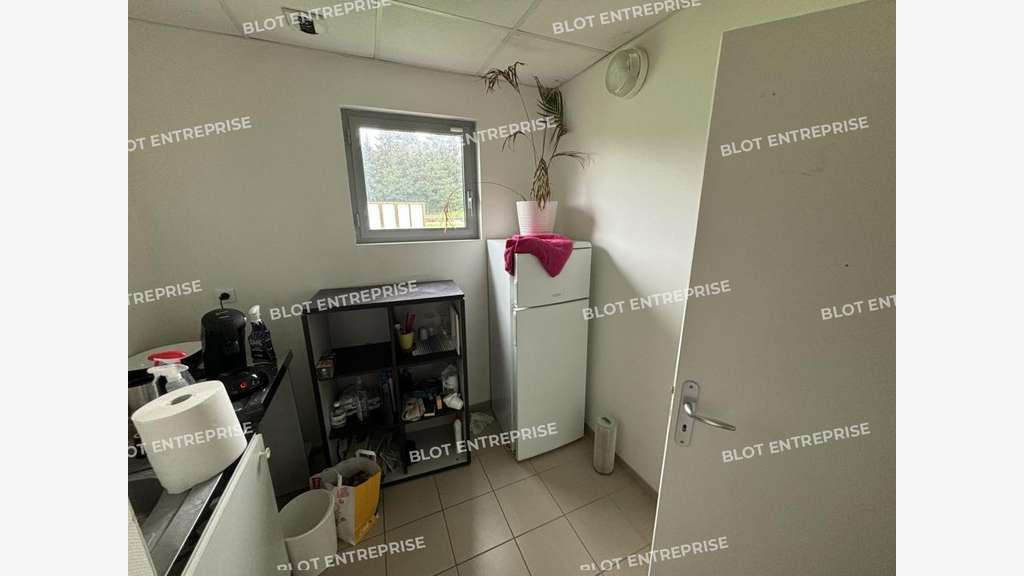 A louer locaux 285m² à Saint-Étienne-de-Montluc