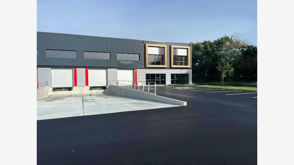 Loue local d'activité 4830m² St Etienne de Montluc