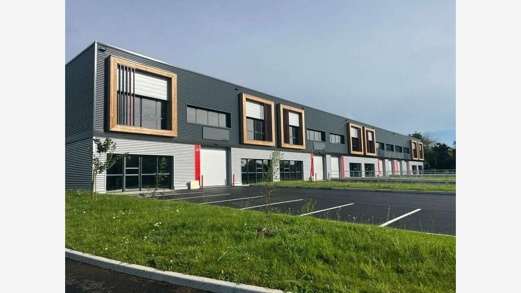 Loue local d'activité 4830m² St Etienne de Montluc