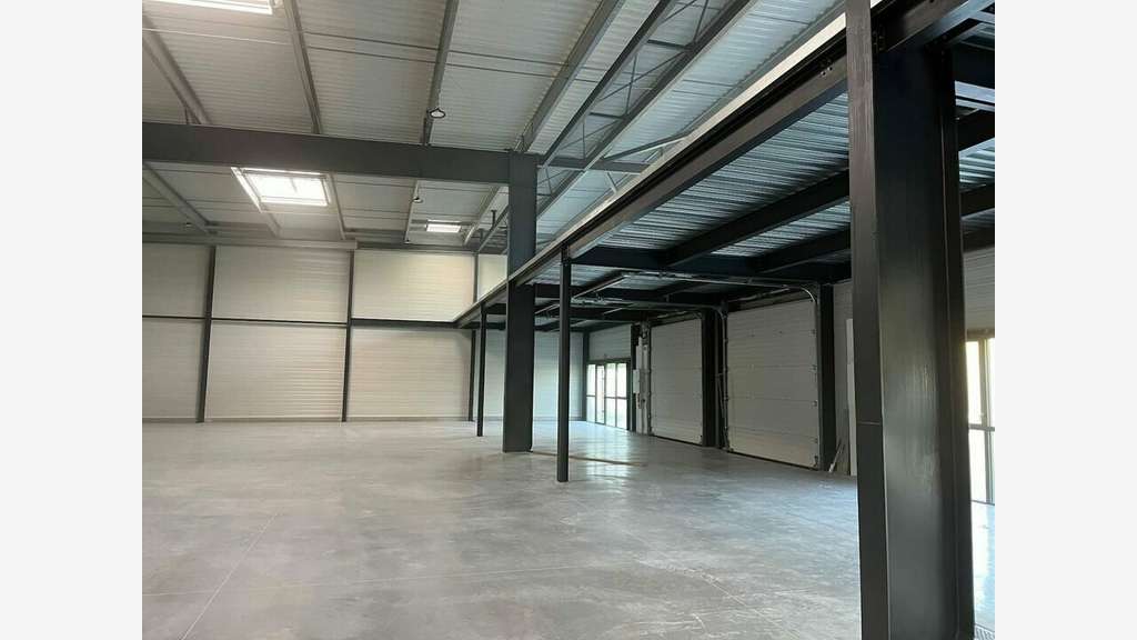 Loue local d'activité 4830m² St Etienne de Montluc