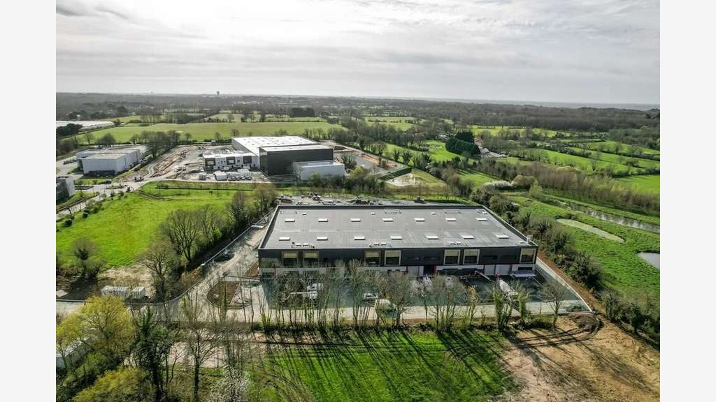 Loue local d'activité 4830m² St Etienne de Montluc