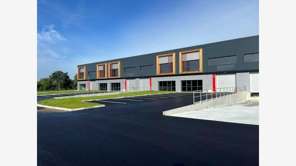 Loue local d'activité 4830m² St Etienne de Montluc